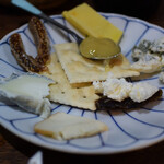 朝めし酒場 ナニコレ食堂 - 市場のチーズ　４００円