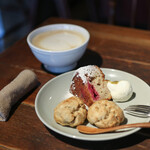 YUSHI CAFE - ラズベリーとホワイトチョコのパウンドケーキ☆