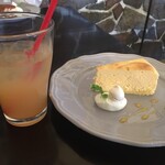 Trattoria Cipresso 土浦虫掛店 - レア焼きチーズケーキ+グレープフルーツスカッシュ