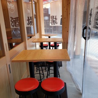 ふらっとサク飲みにも便利なテラス席（喫煙可）