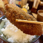 とんかつ一幸 - 次は醤油で…(*^^*)
      醤油の風味と牡蠣風フライとの相性抜群です〜♪\(//∇//)\