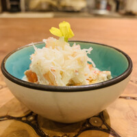 アラルデ - ② 香箱蟹とカリフラワークリームのサラダ仕立て、オリーブ油とバスク岩塩掛け