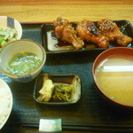 おんじき家ふうど - 日替り定食（手羽元照り焼き、味噌汁、サラダ、ご飯、漬物、オクラの冷や汁）