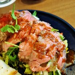 Sousakuwashokuwatanabe - 柔らかな赤身が肉肉しいローストビーフ、コク深いガーリックソースやたっぷりサラダのフルーティなドレッシングが相性抜群