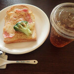 Bekariandokafesanichiichimaru - 朝サンド　きょうはにんにくのきいたピザトースト。ジンジャーエールといただいて、出発前のはらごしらえミャ