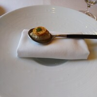 ラ・トゥーエル - アミューズ：茄子のピューレの上にパイ生地と鰯。茄子の風味も鰯の脂も中途半端で何食ってるかさっぱりわからん。