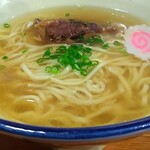 翔鶴 - 待つこと7分ほどして運ばれて来ました。「らーめん あっさり(鶏油)」(¥650-税込)麺大盛(無料)です。まずは初対面…すぐに仲良くなれそうです。なんかこう…初めてとは思えない感じがします。
