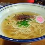 翔鶴 - うわぁ~、ナニコレ！良い香り！鶏の美味しい甘みを感じさせる良い香りが前面に出てます。豚清湯を押し退けてる。鶏油に鰹・昆布・椎茸の和風出汁の良い香りが合わさって、ヒジョーに良い香り。