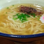 翔鶴 - 炙り豚バラ軟骨の香ばしさがスープに移って、より美味しいスープになってます。