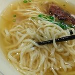 翔鶴 - ソーキそばは、どちらかというと日本の麺に近いそうですが、この麺は、どちらかというと中華麺に近いです。そこが良いのかな。