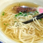 翔鶴 - 正直言ってわたしはソーキそばは好きではありません。でも、この麺とこのスープはとっても美味しいです。