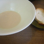 らー麺 塩や - パンをスープにつけていただいます。