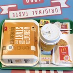 マクドナルド - ビッグブレックファストドリンクMセット500円、箱の右上Big Breakfast位置が凹む