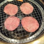 焼肉 鶯谷園 - タンを焼く