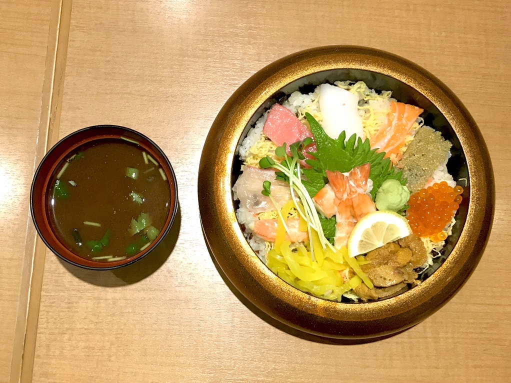『まる寿司特選 上ちらしセット(1780円)！』by 五月山公園 : さかなやのmaru寿司 新大阪店 （サカナヤノマルズシ） - 新大阪/寿司... 