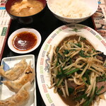 レバニラ炒め 880円