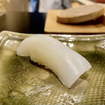 鮨かねみつ - 江戸前のスミイカ
肉厚で甘みも強く、何よりもねっとりとした食感が良いです♪