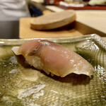 Sushi Kanemitsu - 松輪のしめ鯖
                      神奈川県三浦市松輪漁港で水揚げされたマサバ、脂がのり身が輝いてます。
                      酢の締め加減が絶妙で私の好みにピタリ、とてもいい味わいです♪