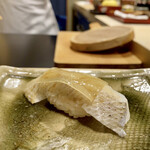 鮨かねみつ - 江戸前の小鯛
酢で締め上に白板昆布をのせています。
やはり酢の締め加減が良いですね。
皮に独特の香りがあり旨味もあります♪