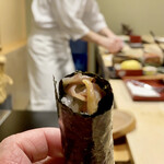 Sushi Kanemitsu - 赤貝の紐巻き
                      赤貝の紐が食べたいと言う話から、大将が巻物で出して下さいました♪
                      連れも大喜びしてます♬
                      コリコリとした食感に独特な旨味があり、久しぶりにお目にかかれて嬉しいです♬