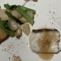 シルクロードガーデン - クリスマス ランチコース　■白身魚の葱生姜蒸しとつぶ貝と野菜の炒め　(2020/11)