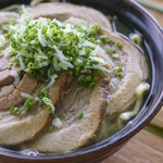 おきなわポークビレッジ - 柔らかい自家製チャーシューを乗せた沖縄そば！