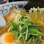 にぼらや 西銀座通り店 - スープに絡む中太麺