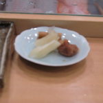 　箸やすめ　梅干・山牛蒡・新生姜