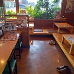 久兵衛屋 - 小上がり席とカウンターテーブル