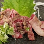 小皿焼肉 ハラミタン - ③炙りハラミ
            このあたりは上質なお肉でヤルな！という印象。