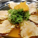 小皿焼肉 ハラミタン - ④上ミノ
            上ミノのお刺身？
            でもこれがタレと合ってて案外とウマいのだ。