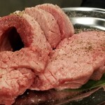 小皿焼肉 ハラミタン - ⑥厚切りタン
            厚切りタンがこちらのイチオシ！
            なるほど納得な味わいです。