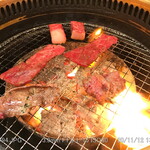 Shintoukyou Yakiniku Asobigokoro - 炭火焼です 一人焼肉でもOKそうです