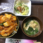 居喰処 光 - 2020/11/14
      本日の日替り 海老イカチリ丼 500円