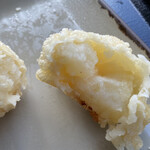 手打ちうどん 上田 - じゃが芋天の断面‼︎