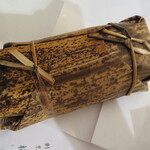 割烹　梅津 - 竹の皮に包まれています