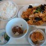 市場食堂 中華 美山 - 木耳と玉子炒飯定食800円ピリ辛。