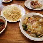 セットに餃子を。