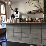 エニー ビー&ビー+コーヒー - 店内　※焙煎機もあるよ