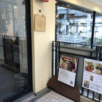 Cafe Jinta - お店入口　外階段を登った右側