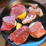 Kuroge Wagyuu Yakiniku To Honkaku Motsunabe Sanju - 上質のお肉