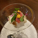 miyashita - フランボワーズシャーベット、県産の洋梨、白ワインのジュレ下にチーズケーキ