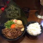 肉玉そば　おとど - ニンニクとご飯の相性はいいはずよ。