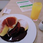 Shiawaseno Pankeki - ティラミスパンケーキ(￥1390)とオレンジジュース(￥200)。
                      昼食または夕食がパフェのみということは何度かありましたが晩御飯にパンケーキは初めてかも。