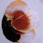 幸せのパンケーキ - ティラミスパンケーキを真上から。
ホイップが予想より多かった…