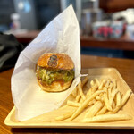 Burger Revolution Tokyo Wine & Bar - バーベキューチーズバーガー+ハラペーニョ