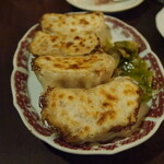 居酒屋 餃子のニューヨーク - 焼き餃子　ザーサイが添えられています( ´艸｀)