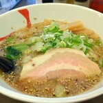 麺屋はる - 15分少々して運ばれて来ました。わたしの注文した「しようゆラーメン (こってり)」(¥700)です。麺大盛り無料です。嬉しいですね。