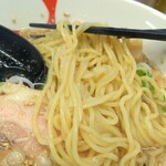 麺屋はる - 麺は、ヒジョーにつるつるです。麺肌がきめ細かいです。瑞々しいです。やや多加水中細ストレート麺。