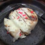 粉ひで - 焼チーズはお好み焼屋さんらしく紅ショウガをトッピング。